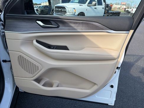 Used 2023 Jeep Grand Cherokee Limited w/ Black Appearance Package image 21