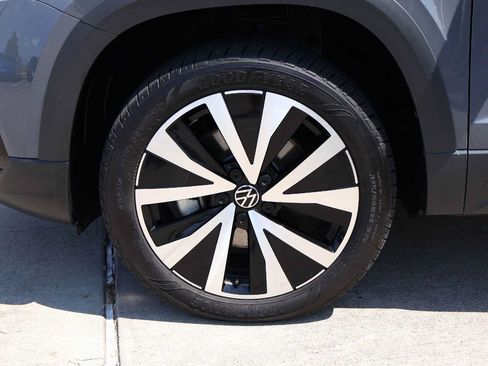Used 2024 Volkswagen Taos SE w/ MDO Package FWD image 8