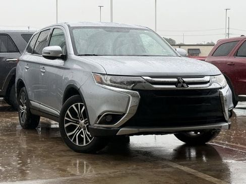 Used 2017 Mitsubishi Outlander SE image 2