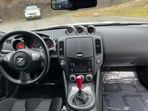 Used 2020 Nissan 370Z w/ Sport Package image 12