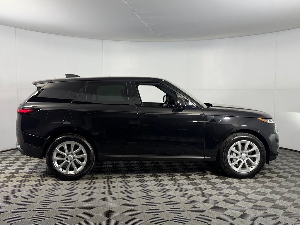 Used 2025 Land Rover Range Rover Sport SE AWD/4WD image 3