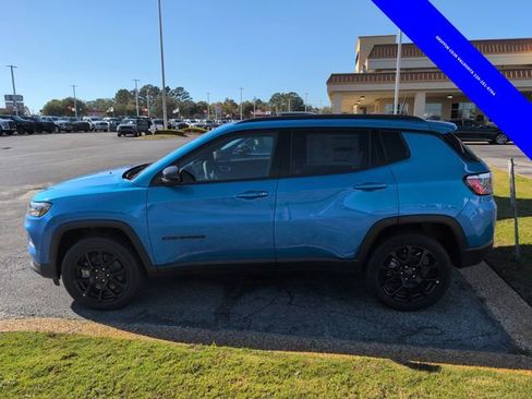Used 2025 Jeep Compass Latitude w/ Sun & Sound Group AWD/4WD image 4