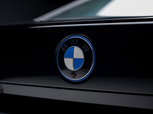 Used 2023 BMW i7 xDrive60 w/ Executive Package 2 image 29