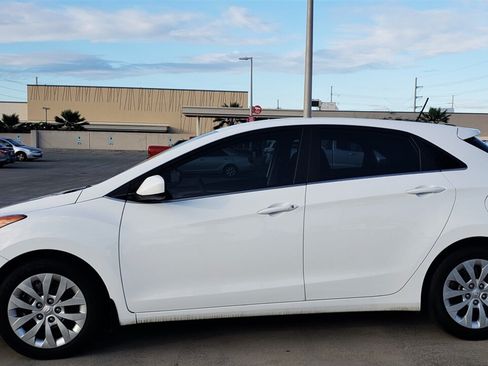 Used 2016 Hyundai Elantra GT FWD image 2
