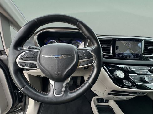 Used 2019 Chrysler Pacifica Touring-L Plus w/ Tire & Wheel Group image 10