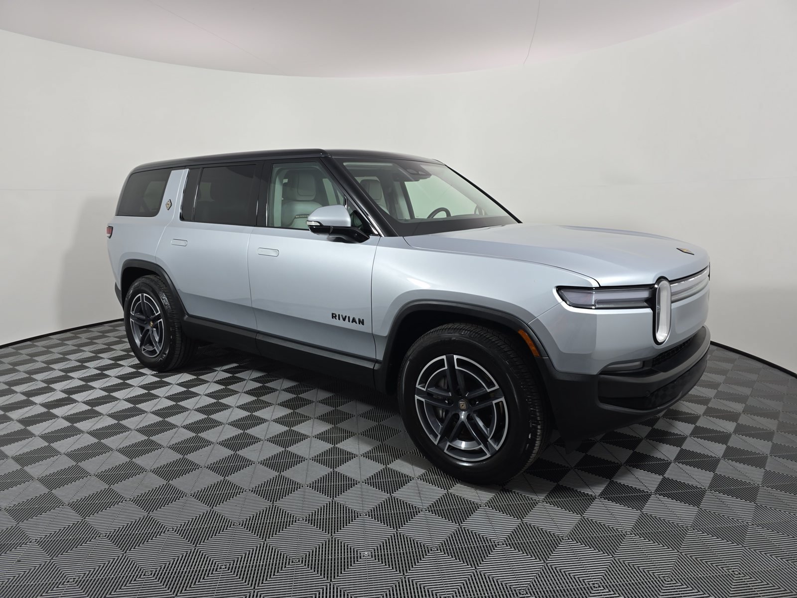 Used 2025 Rivian R1S Adventure Dual AWD/4WD image 7
