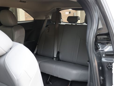 Used 2025 Toyota Sienna XLE FWD image 18