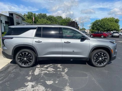 Used 2025 Chevrolet Traverse LT w/ Sun and Wheel Package AWD/4WD image 11