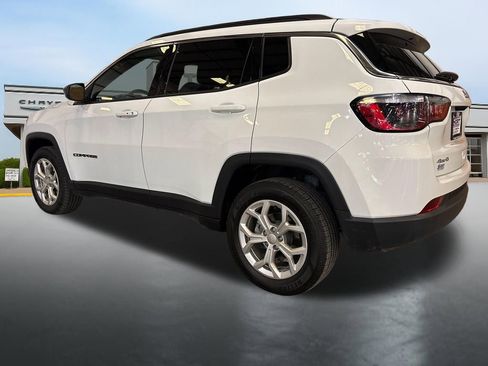 Used 2024 Jeep Compass Latitude w/ Convenience Group AWD/4WD image 3