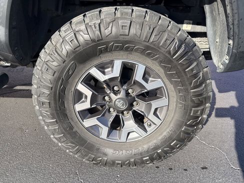 Used 2018 Toyota Tacoma TRD Off-Road image 11