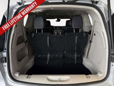 Used 2023 Chrysler Pacifica Touring-L FWD image 35