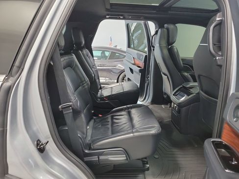 Used 2022 Lincoln Navigator Reserve image 11