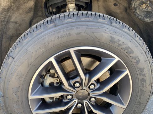 Used 2021 Jeep Grand Cherokee Limited w/ Luxury Group II image 3