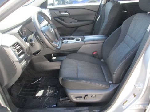 Used 2025 Nissan Rogue SV AWD/4WD image 10