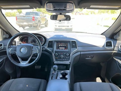 Used 2021 Jeep Grand Cherokee Laredo AWD/4WD image 22