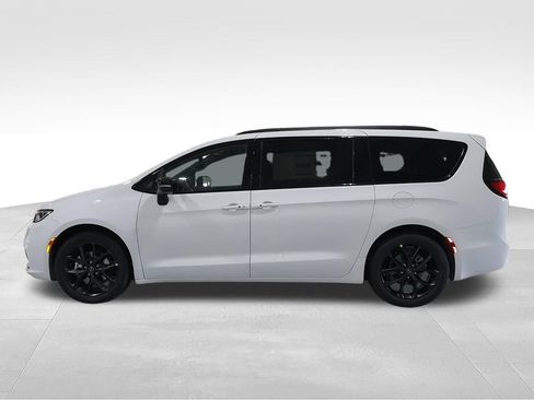 New 2026 Chrysler Pacifica Limited w/ S Appearance Package FWD image 5