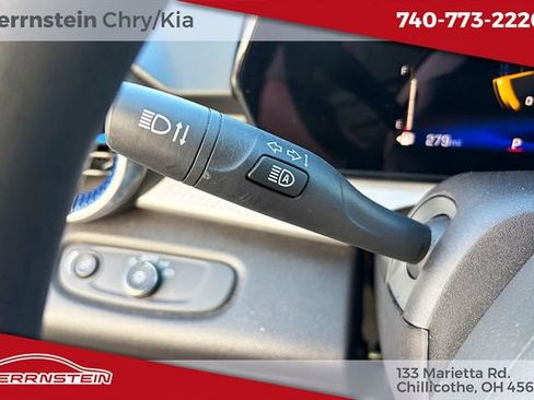 Used 2025 Chevrolet Trax LT FWD image 17