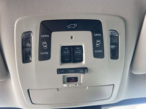 Used 2024 Toyota Sienna Limited FWD image 23