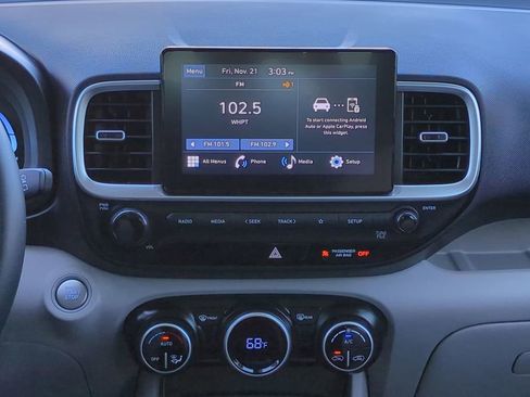 Used 2025 Hyundai Venue SEL image 17