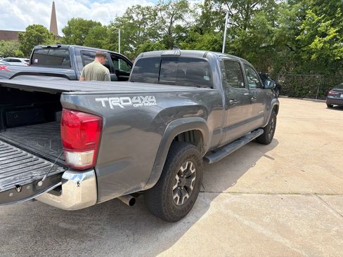 Used 2017 Toyota Tacoma TRD Off-Road AWD/4WD image 11
