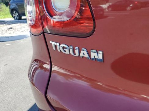 Used 2011 Volkswagen Tiguan S image 9
