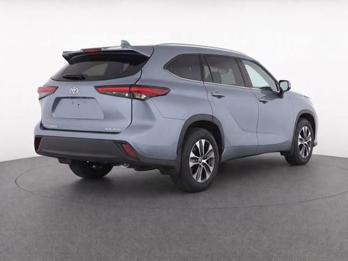 Used 2021 Toyota Highlander XLE AWD/4WD image 4
