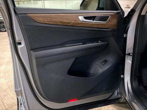 Used 2025 Volkswagen Atlas SE image 21