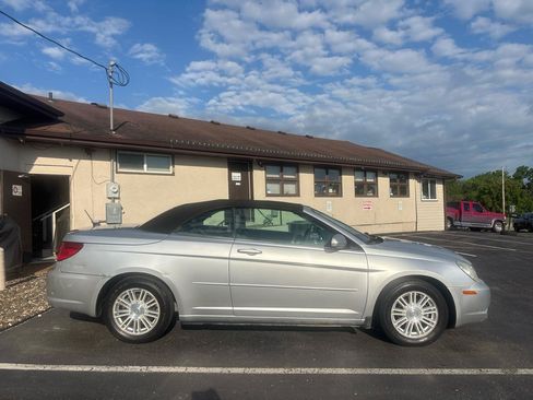 Used 2008 Chrysler Sebring Touring FWD image 2