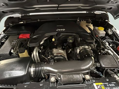 Used 2018 Jeep Wrangler Unlimited Rubicon w/ Dual Top Group image 27