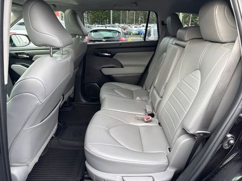Used 2022 Toyota Highlander XLE image 17