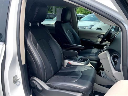 Used 2024 Chrysler Pacifica Touring-L FWD image 9
