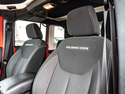 Used 2015 Jeep Wrangler Unlimited Rubicon w/ Connectivity Group AWD/4WD image 13