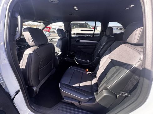 Used 2025 Buick Enclave Preferred image 7