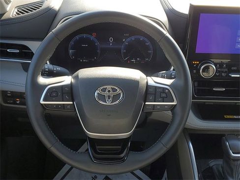Used 2023 Toyota Highlander Limited image 15
