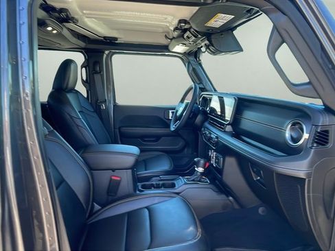 Used 2025 Jeep Gladiator Sport image 14