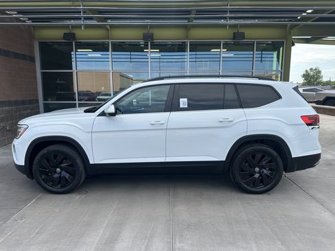 Used 2024 Volkswagen Atlas SE w/ Panoramic Sunroof Package FWD image 5