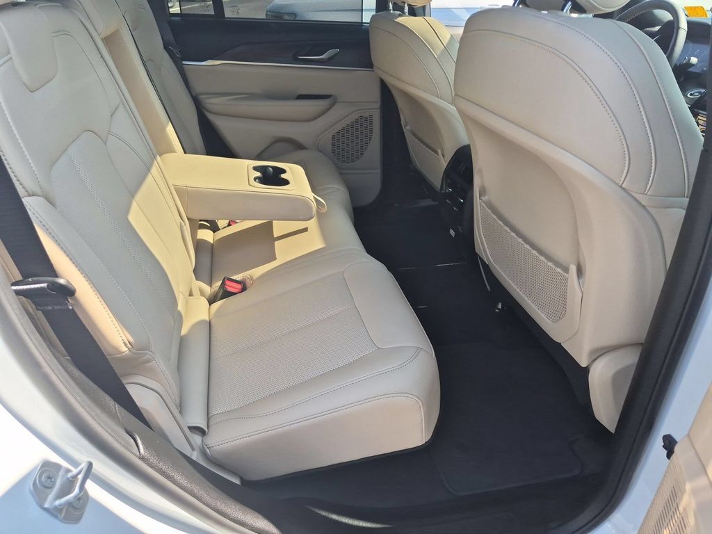 Certified 2025 Jeep Grand Cherokee Limited w/ Luxury Tech Group II AWD/4WD image 33