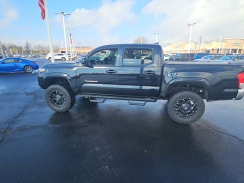 Used 2016 Toyota Tacoma SR5 w/ Towing Package image 6