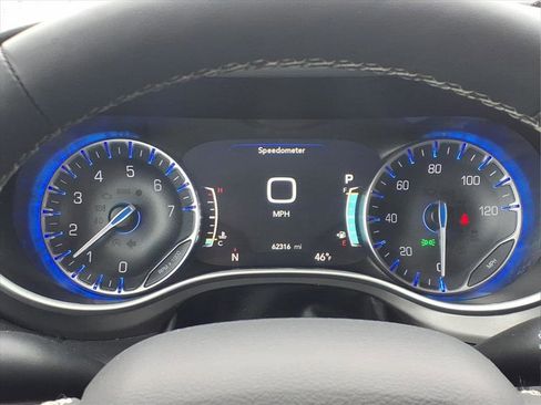 Used 2024 Chrysler Pacifica Touring-L image 29