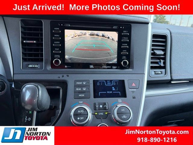 Used 2020 Toyota Sienna SE w/ SE Preferred Package FWD image 12