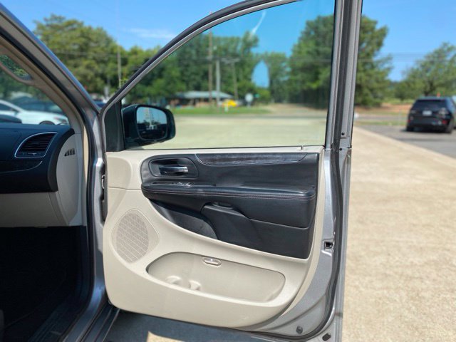 Used 2016 Chrysler Town & Country Touring FWD image 12