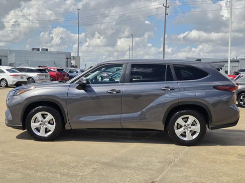 Used 2025 Toyota Highlander LE FWD image 6