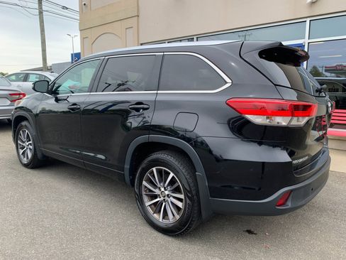 Used 2018 Toyota Highlander XLE w/ Carpet Mat Package (TMS) AWD/4WD image 5