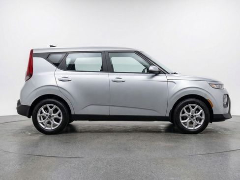 Used 2025 Kia Soul LX w/ LX Technology Package FWD image 8