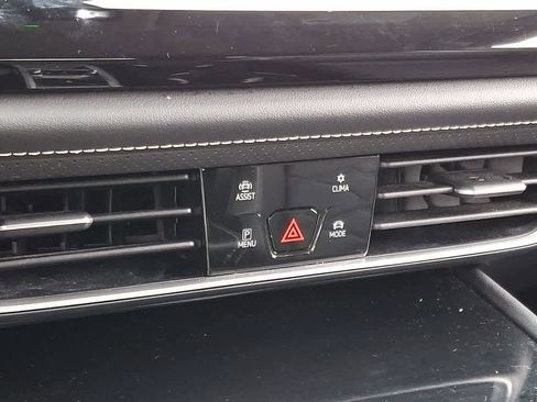 Used 2024 Volkswagen Atlas SE image 15