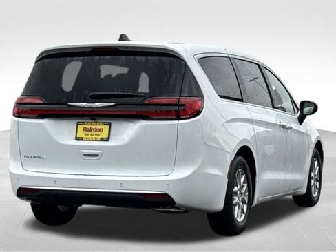 New 2026 Chrysler Pacifica Select image 8