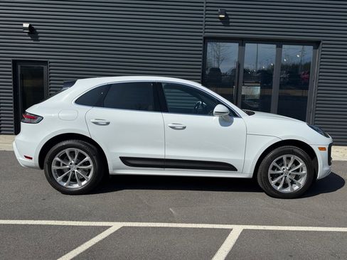 Certified 2025 Porsche Macan image 8