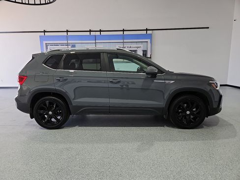 Certified 2023 Volkswagen Taos SE w/ Panoramic Sunroof Package FWD image 9