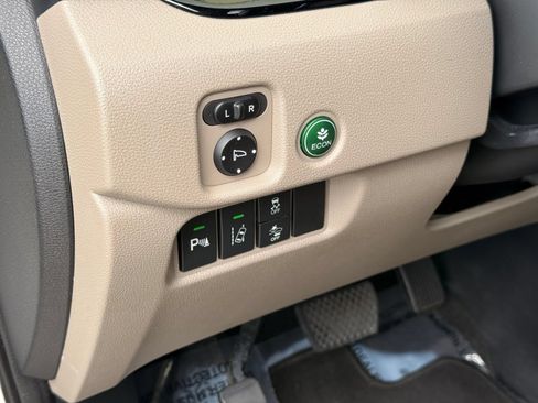 Used 2018 Honda Pilot Touring image 16