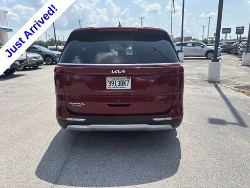 Used 2023 Kia Carnival LX FWD image 4